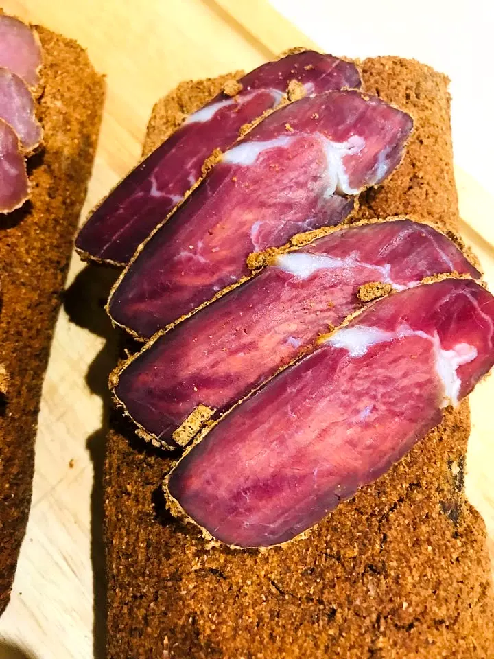 Käse und getrocknetes Fleisch – in Scheiben, Räucherofen DREVOS Big