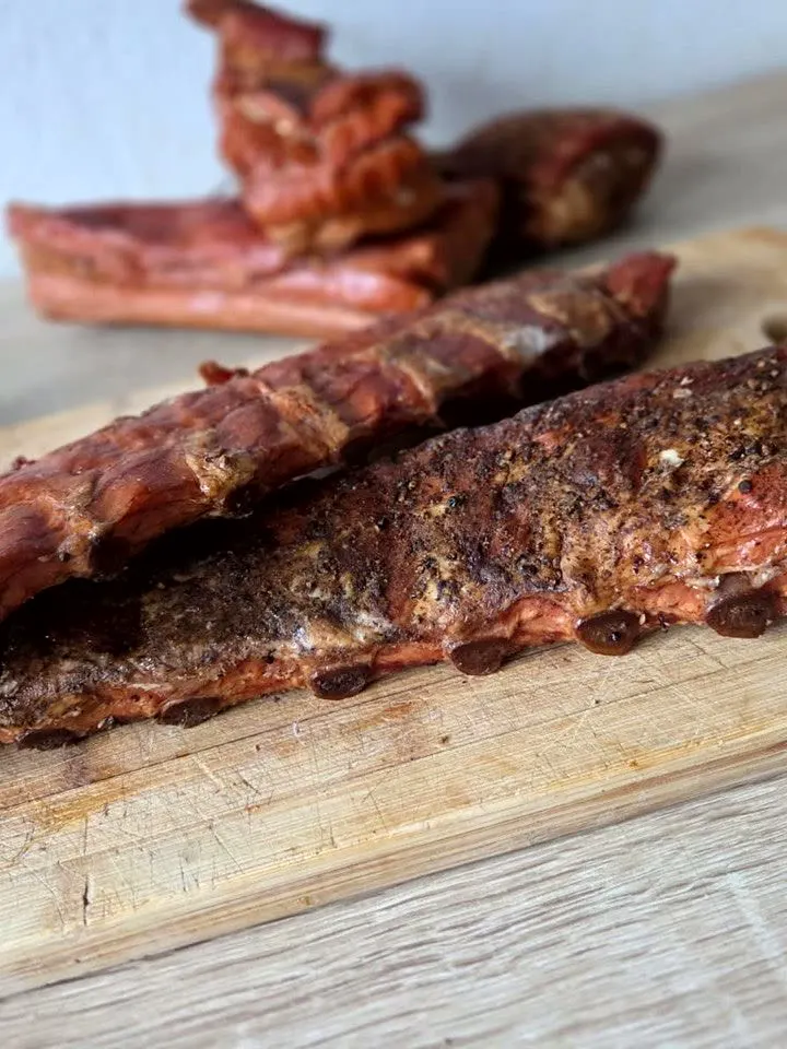 Rippchen auf dem Brett – zum Servieren, Räucherofen DREVOS Big PRO