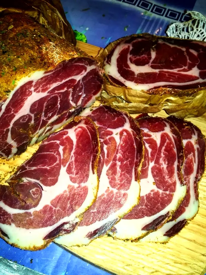 Geräuchertes Fleisch aufschneiden zum Servieren, DREVOS Family