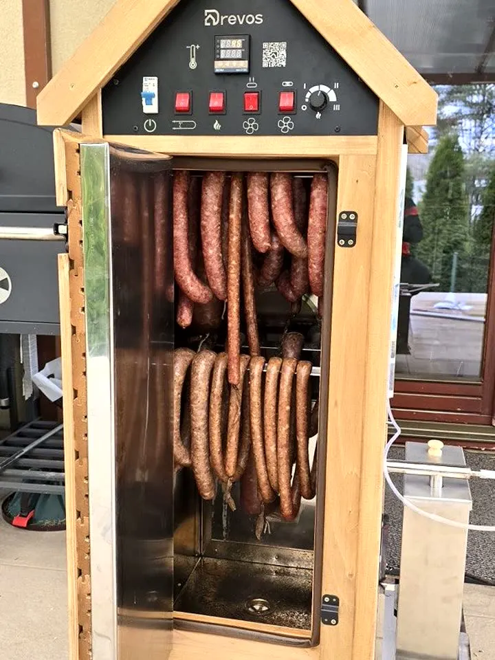 Würste und Sardellen im Räucherofen DREVOS Family